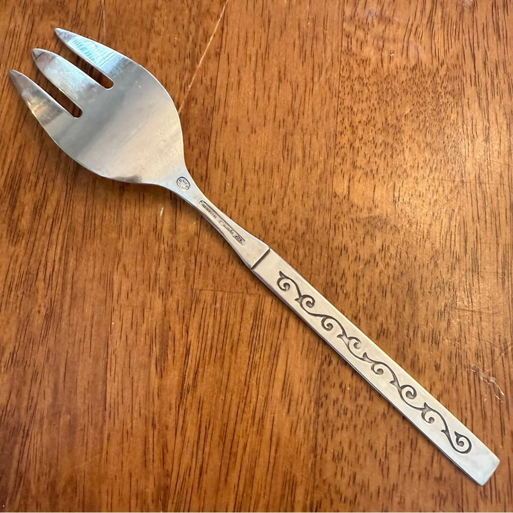 VTG Oneida SPANISH COURT Stainless 1881 Rogers Flatware Meat Serving Fork Scroll